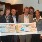 20091006 - Overhandiging cheque SVS schoolveldloop Born in Africa